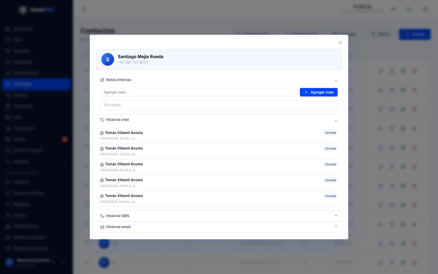 Detalle del contacto: notas internas e historial de chat, SMS, correo y llamadas en una sola ficha.